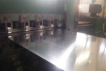 Introducción a las instalaciones y talleres de una planta de láminas de alumi...